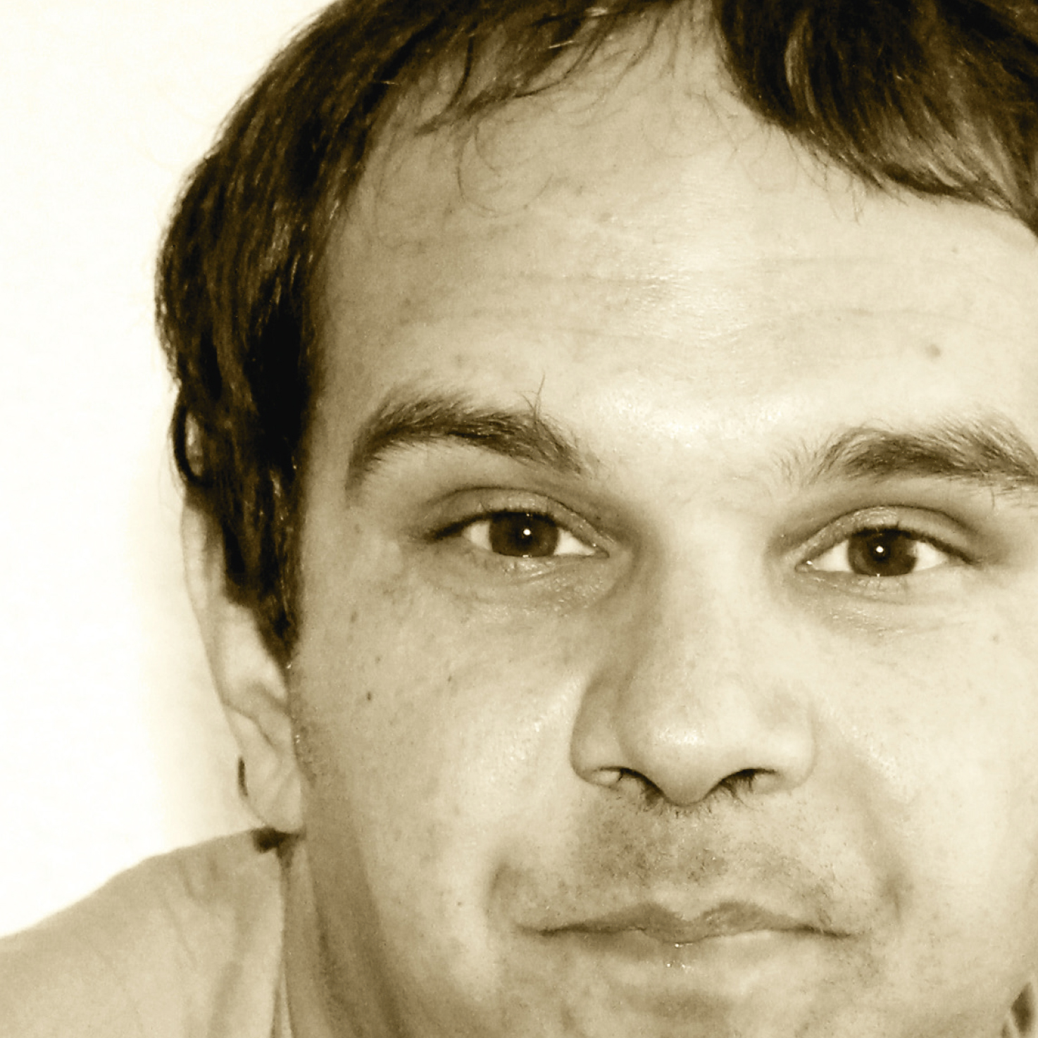 Gros plan en noir et blanc du visage de Christian Kaspar